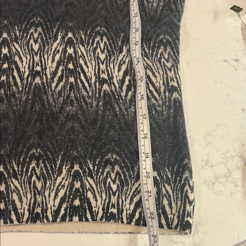 💯% CASHMERE Saks Fifth Avenue v-neck sweater Size M - Picture 5 of 6